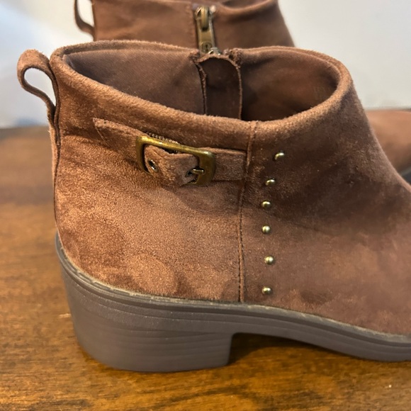 Bzees Women's "Olivia" Mustang Brown Washable Side Zip Booties Size 8.5 Pristine - Picture 3 of 8